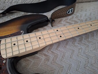 Basgitara Squier by Fender - Precision Bass - 6