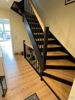 Samonosné drevené schody so zábradlím - 6