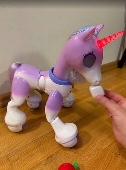 Predám interaktívneho jednorožca Enchanted unicorn Zoomer - 6