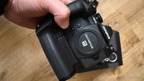 Olympus E-M1 II + HLD-9 + Voigtländer Nokton 25mm f/0,95 - 6
