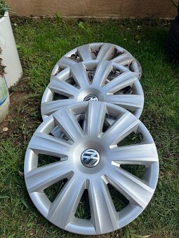 Predám plechové disky 205/60 R16 s original VW puklicami - 6