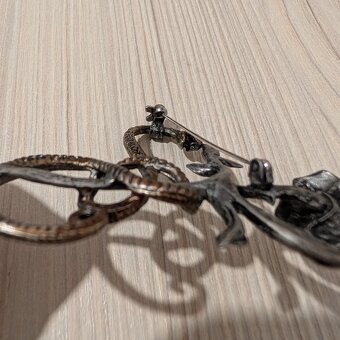 Vintage gotická brošňa Alchemy – ruža a had, ručná práca z A - 6