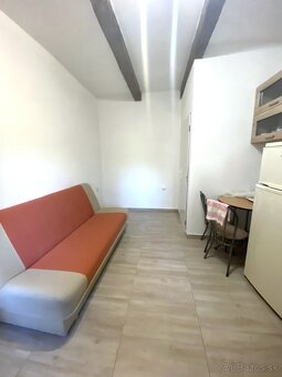 Zrekonštruovaný dom s veľkým parkoviskom pri hlavnej ceste - 6