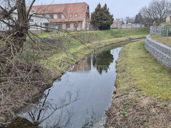 Lukratívny stavebný pozemok v parku pri potoku, nádher… - 6
