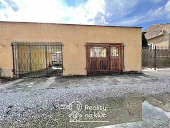 Na predaj dva rodinné domy s garážami a s obrovským pozemok - 6