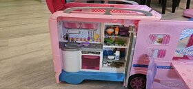 Predám Barbie karavan s bábikami a doplnkami - 6
