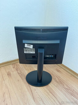 PREDÁM - Stolný počítač s monitorom + klávesnica a my - 6