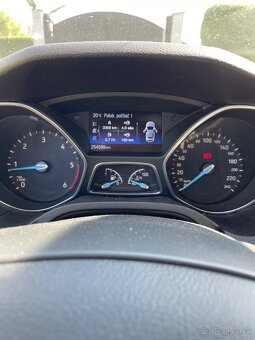 Predám Ford fokus kombi 1.6 D rv.2014 - 6