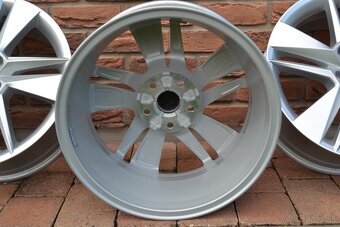 5x112 R17 Hlinikove disky Original Škoda Superb - 6