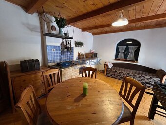 Murovaná podpivničená chata s okrasnou záhradou v osobnom vl - 6