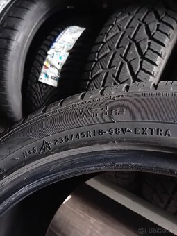 Zánovné zimné pneumatiky Nokian 235/45R18 - 6