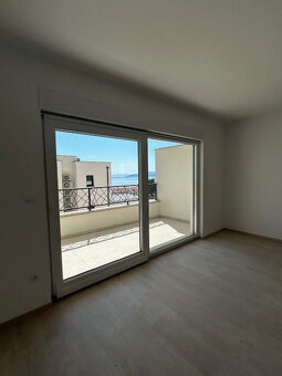 3 izb. Chorvátsko, Makarska, 65m2, terasa, garážové miesto v - 6