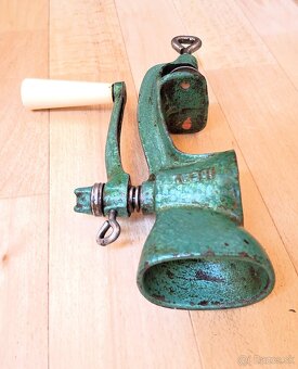 Liatinový mlynček na mak zn.Ideal - 6