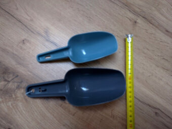 dve NOVE plastove lopatky CENA SPOLU - 6