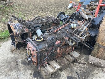 Predám zadnú časť traktora zetor crystal 8011-16245 - 6