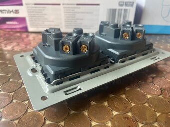 Zásuvka dvojitá sklenená čierna - 6