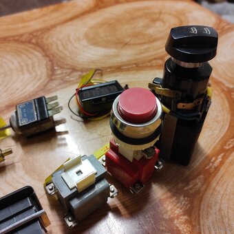 Auto súčiastky-prepinač smeroviek+roôz.vypinače - 6