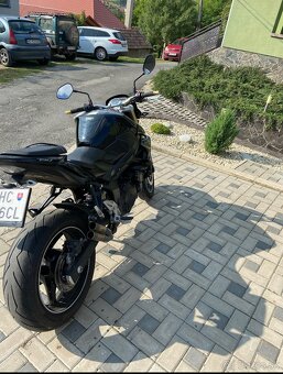 Suzuki GSR 750 - 6
