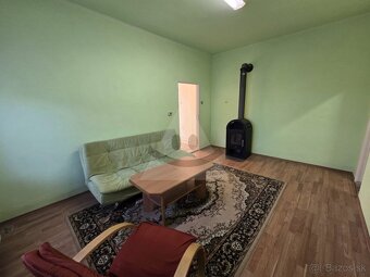 Na predaj 3-izbový rodinný dom s pekným pozemkom v obci Iža - 6