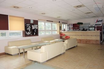 Predaj: Na predaj komerčná budova s parkovaním a širokým vyu - 6