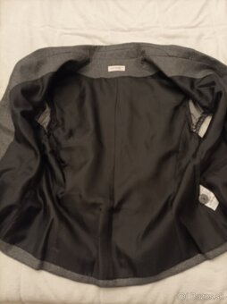 Šedí, lesklý dámsky kostým - 6