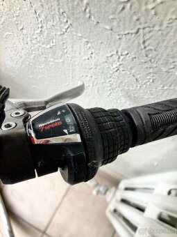 Bicykel s košíkom a detskou sedačkou - 6