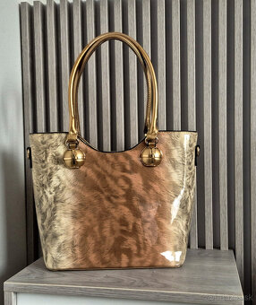 Lakovaná kabelka zlato-hnedá - 6