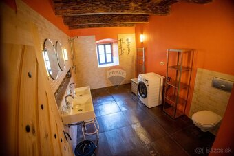 Krásne zrekonštruovaný historický dom v obci Vyhne - 6