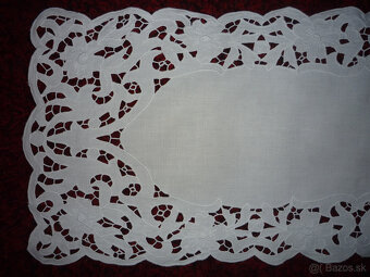 Obrus ozdobený paličkovanou čipkou + výšivka RICHELIEU - 6