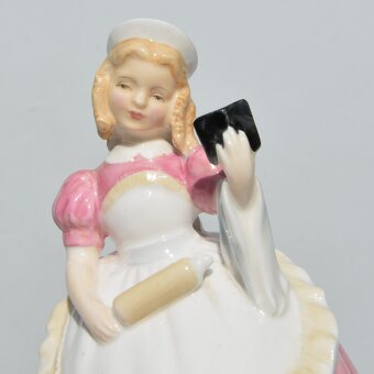 Royal Doulton - Starožitná soška Dievčatko pečie koláč - 6