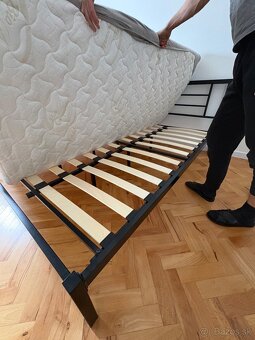 Predám čiernu kovovú posteľ 180x200 - 6