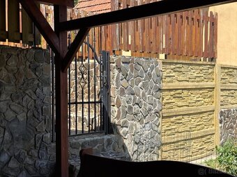 Veľký RD s bazénom v obci Petrova Ves - 2 samostatné bývania - 6