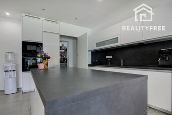 Na predaj 4- izbový rodinný dom s dvojgarážou a záhradným do - 6