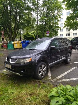 Predám Mitsubishi Outlander 2.0 DI-D,7miestny,čierna metalíz - 6