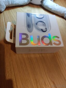 Samsung Galaxy Buds + kabel + nahradne stuple - 6