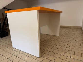 Prodán dva kancelářské stoly a věšák na zeď. - 6