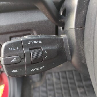 Škoda Roomster 1.6 16V MPI benzín červená - 6