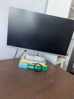 Monitor, stolička, polica - 6