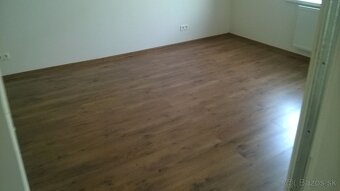 Montáž oblozkových zárubni a pokladka podlahy - 6