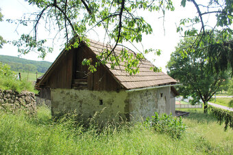 Hospodárska budova s pivničným domčekom a malým jazierkom - - 6