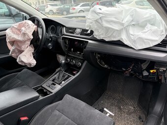 Škoda Superb 2.0 TDI SCR Style DSG havarovana - 6