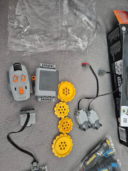 LEGO Technic 42095 na diaľkové – RC Stunt Racer - 6