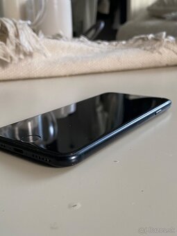 Apple Iphone SE 2022 s prasknutým zadným sklom - 6