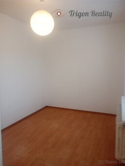 KOMÁRNO, I. sídlisko - tehlový atypický 2 izbový byt - 6