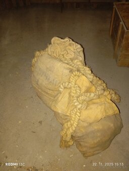 Staré jutové vrecia a lano. - 6