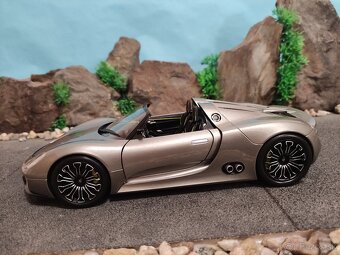 Prodám model 1:18 porsche 918 spyder 2010 Minichamps - 6
