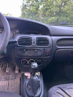 Renault Megane hatchback - 6