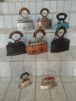 Kukučkove hodiny,žehlička na uhlie, monchichi,gitara cremona - 6