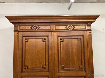 Starožitná šatní skříň - 6