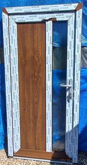 Predám vchodove dvere 99x200 orech a 100x208 svetly dub 3skl - 6